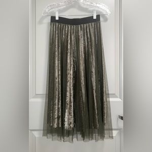 Green velvet mesh pleated skirt, size S